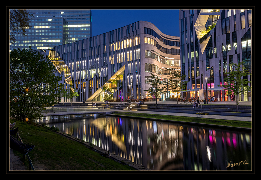 Kö-Bogen
Der Kö-Bogen ist eine städtebauliche Maßnahme in der nordrhein-westfälischen Landeshauptstadt Düsseldorf. Benannt ist das Projekt nach dem Viertelkreis-Bogen, den die dort am Rande des Hofgartens und des Teichs an der Landskrone einst verlaufende Hofgartenstraße in Richtung der Königsallee, der Kö, beschrieb. laut Wikipedia
Schlüsselwörter: Düsseldorf. Kö Bogen