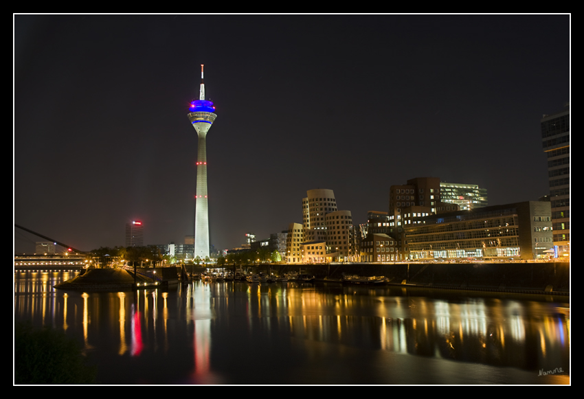 Blick auf
den Fernsehturm und die Gehryhäuser
Schlüsselwörter: Fernsehturm         Gehryhäuser             Medienhafen                  Düsseldorf
