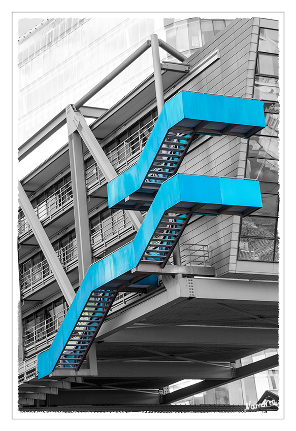 Blau
Colorkey der blauen Treppe am Wolkenbügel
Schlüsselwörter: Düsseldorf Medienhafen Wolkenbügel
