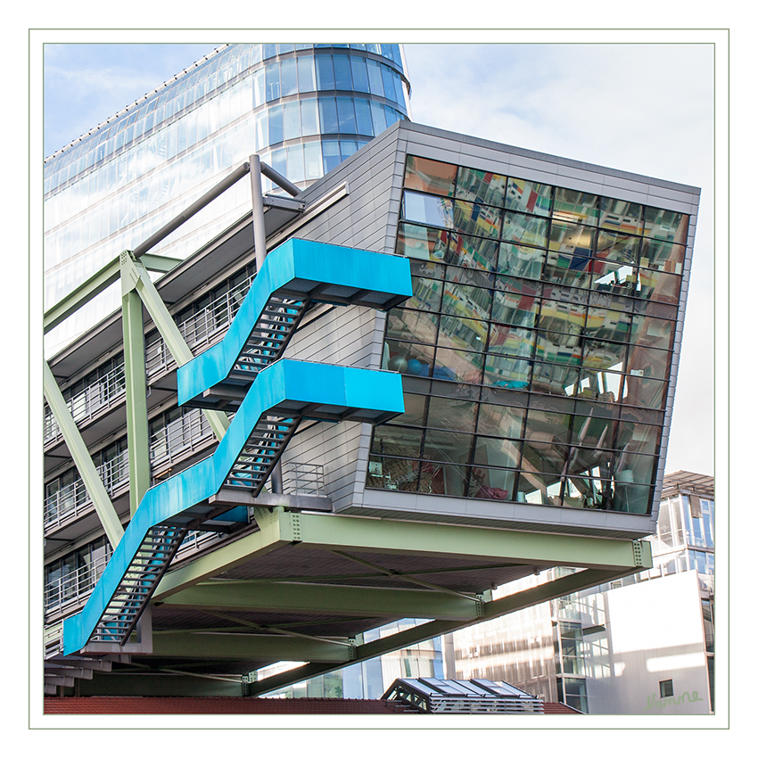 Der Wolkenbügel
verläuft über ein denkmalgeschütztes Gebäude als Abschluss des Hafenbeckens im Medienhafen.
Der Name "Wolkenbügel" ist an die Bauten des russischen Architekten El Lissitzki (1890 - 1941) angelehnt.
Schlüsselwörter: Düsseldorf Medienhafen Wolkenbügel