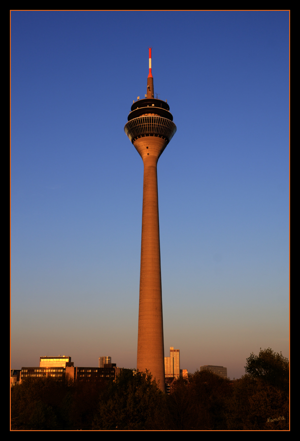 Fernsehturm
in Düsseldorf
Schlüsselwörter: Fernsehturm                          Düsseldorf