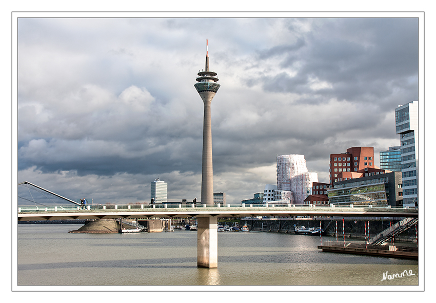 Wenn denn mal
die Sonne durchkommt
Schlüsselwörter: Medienhafen Düsseldorf Rheinturm