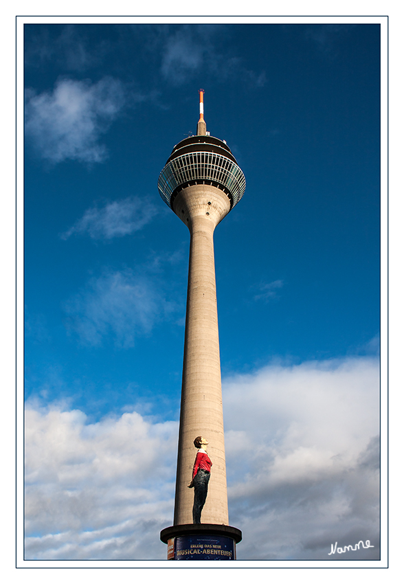 Wahre Größe
liegt im Auge des Betrachters
Schlüsselwörter: Rheinturm Fernsehturm Düsseldorf Medienhafen