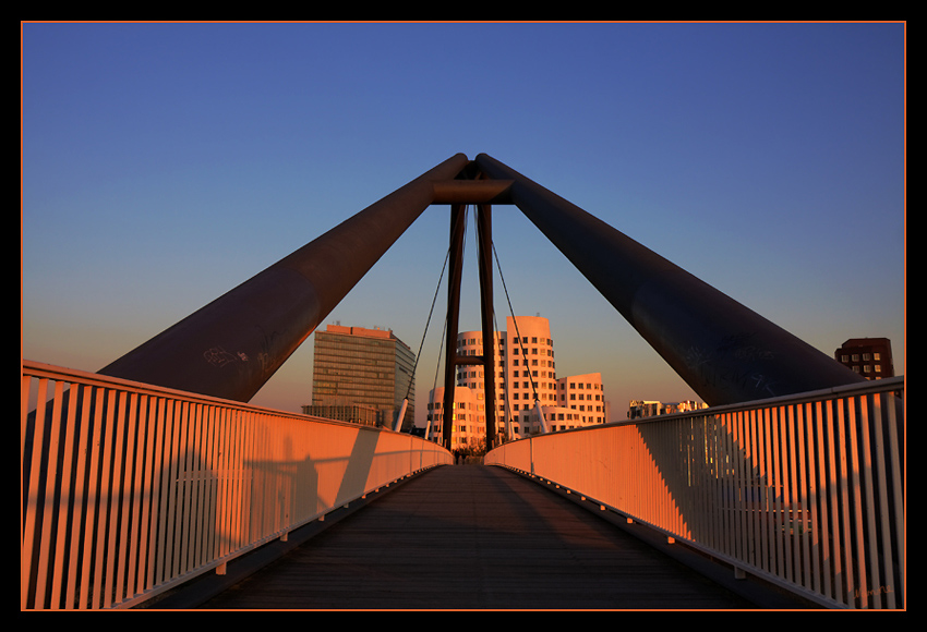 Fußgängerbrücke
mit Blick auf die Gehryhäuser im Medienhafen
Schlüsselwörter: Fußgängerbrücke                  Gehryhäuser                      Düsseldorf                   Medienhafen