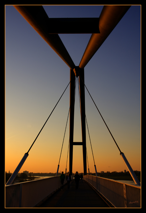 Fußgängerbrücke
im Sonnenuntergang
Schlüsselwörter: Fußgängerbrücke