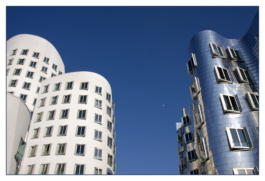 Blick in den Himmel
Gehryhäuser Düsseldorf
Schlüsselwörter: Gehryhäuser                      Düsseldorf                              Medienhafen