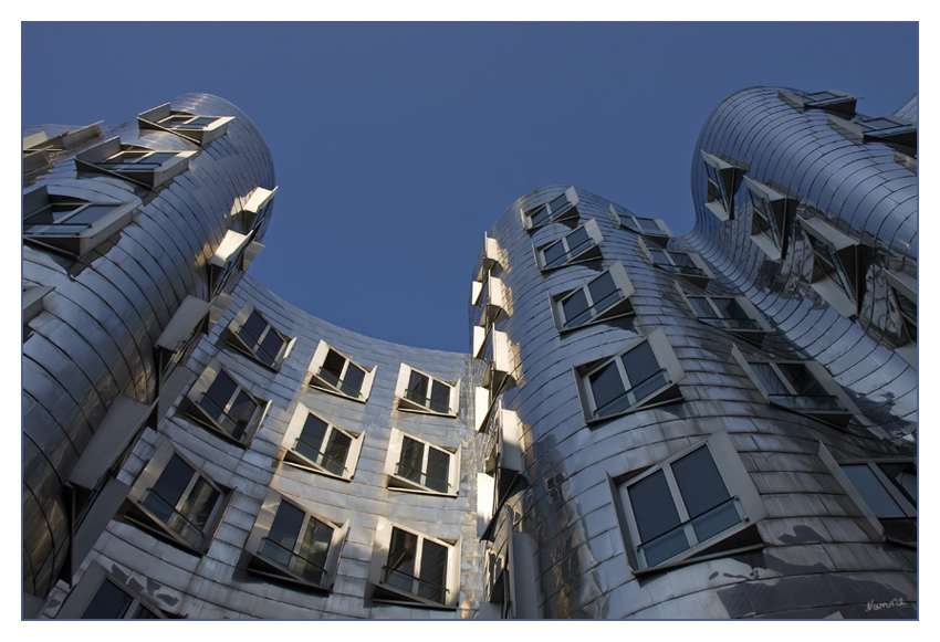 Es läuft alles rund
Gehryhaus im Medienhafen Düsseldorf
Schlüsselwörter: Gehryhaus                            Medienhafen                         Düsseldorf