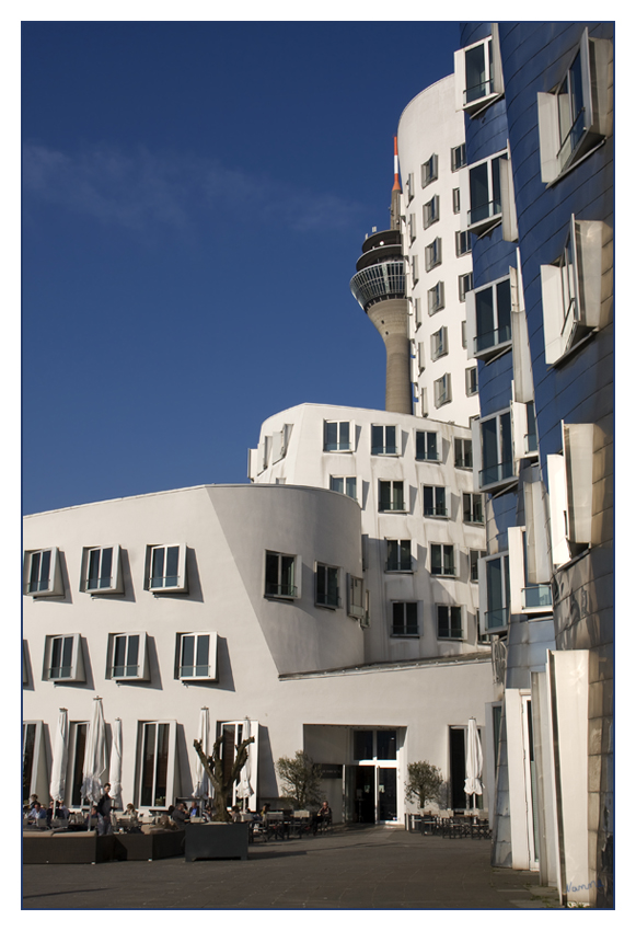 Wer schaut denn da um die Ecke?
Gehryhäuser und der Fernsehturm im Medienhafen Düsseldorf
Schlüsselwörter: Gehry            Düsseldorf