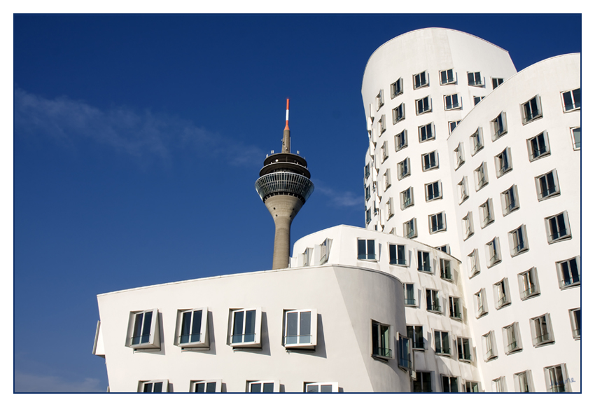 Gehryhäuser
im Medienhafen Düsseldorf
Schlüsselwörter: Gehryhäuser                   Medienhafen                      Düsseldorf