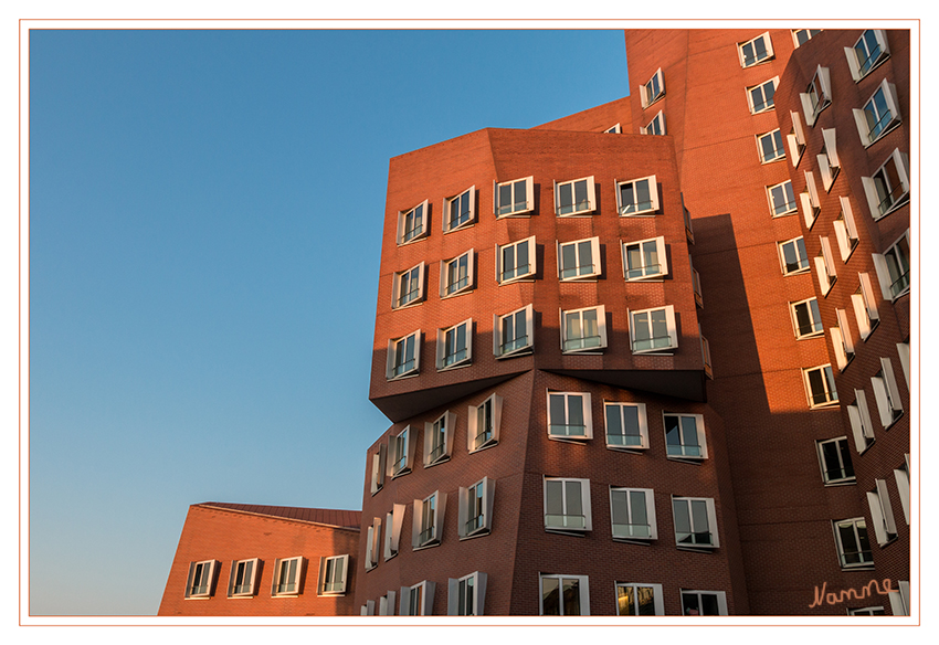 Düsseldorfer Medienhafen
entstanden auf der Tour mit dem Fotoclub.
Detailaufnahme 

Die bekanntesten Gebäude im Düsseldorfer MedienHafen sind die drei tanzenden Türme am Anfang des Hafens, die gemeinsam unter dem Namen „Neuer Zollhof“ bekannt sind. Der renommierte Star-Architekt Frank O. Gehry stellte die drei Gebäude 1998-1999 fertig.
laut beyond-real-estate.de 
Schlüsselwörter: Düsseldorf Medienhafen Gehryhäuser