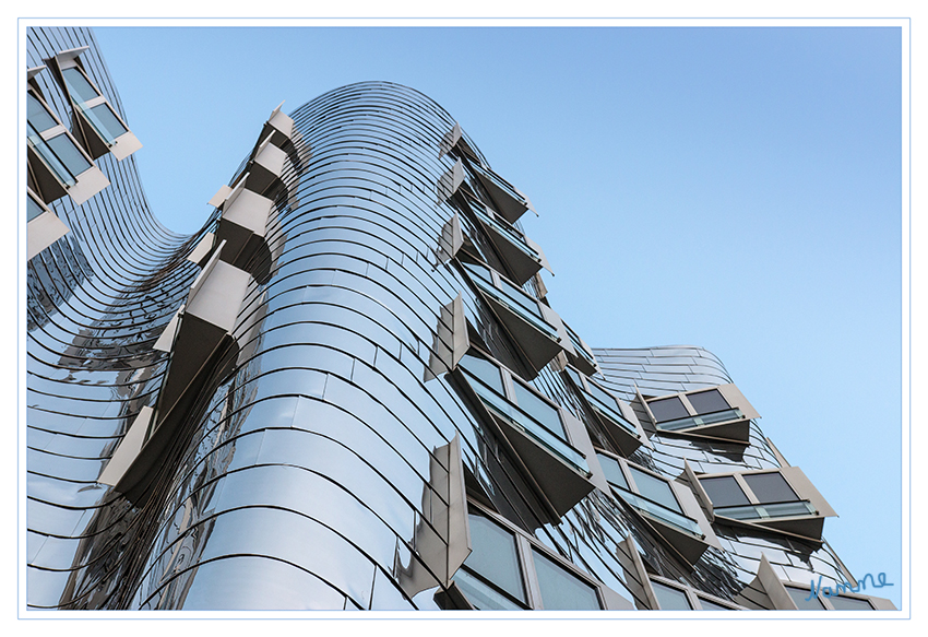 Düsseldorfer Medienhafen Gehryhäuser
entstanden auf der Tour mit dem Fotoclub.
Detailaufnahme rund - eckig 

Die bekanntesten Gebäude im Düsseldorfer MedienHafen sind die drei tanzenden Türme am Anfang des Hafens, die gemeinsam unter dem Namen „Neuer Zollhof“ bekannt sind. Der renommierte Star-Architekt Frank O. Gehry stellte die drei Gebäude 1998-1999 fertig. 
laut beyond-real-estate.de
Schlüsselwörter: Düsseldorf Medienhafen Gehryhäuser