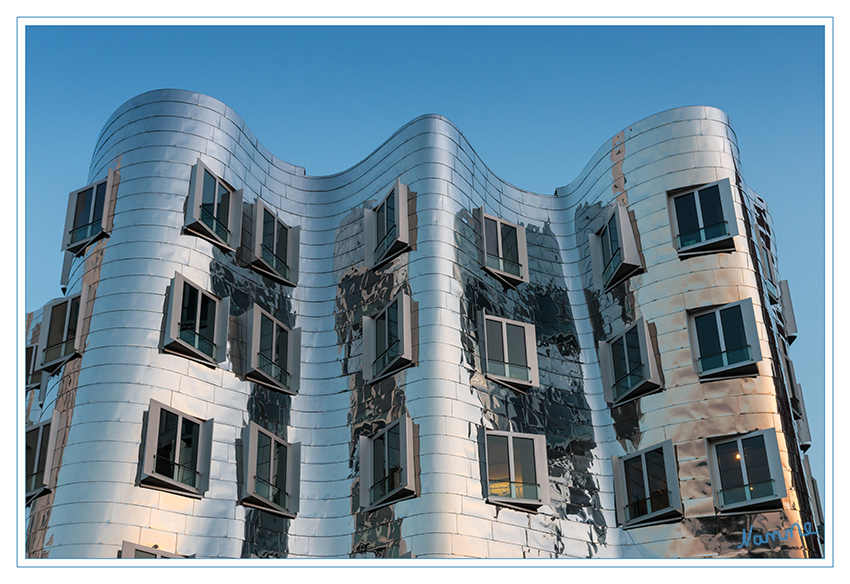 Düsseldorfer Medienhafen Gehryhäuser
entstanden auf der Tour mit dem Fotoclub.
Detailaufnahme rund - eckig 

Die bekanntesten Gebäude im Düsseldorfer MedienHafen sind die drei tanzenden Türme am Anfang des Hafens, die gemeinsam unter dem Namen „Neuer Zollhof“ bekannt sind. Der renommierte Star-Architekt Frank O. Gehry stellte die drei Gebäude 1998-1999 fertig. 
laut bryond-real-estate.de
Schlüsselwörter: Düsseldorf Medienhafen Gehryhäuser