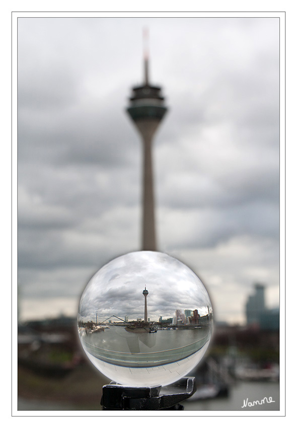 Ansichtssache
Spielerei mit der Kugel
Schlüsselwörter: Medienhafen Düsseldorf Rheinturm Kugel Kugelfoto