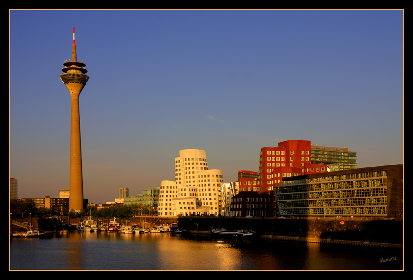 Blick auf
den Fernsehturm und die Gehryhäuser
Schlüsselwörter: Fernsehturm Gehryhäuser Medienhafen Düsseldorf