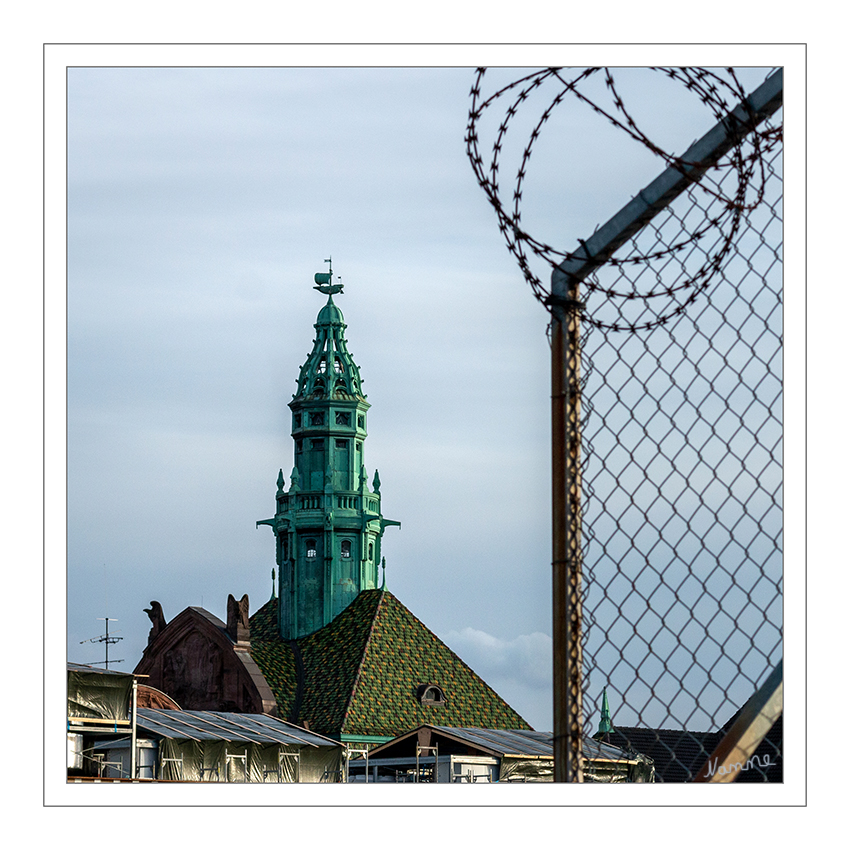 Ein besonderes Dach
Der Stahlhof an der Bastionstraße in Düsseldorf ist der Sitz des Verwaltungsgerichts Düsseldorf.
Giebel und kupferner Dachreiter mit Kraweel als Spitze.
(Bei der Kraweel- oder auch Karweelbauweise (mittelniederdeutsch von portugiesisch Caravela (deusch:Karavelle)) werden die Planken Kante an Kante befestigt. Dadurch erhält der Rumpf eine glatte Oberfläche.) laut Wikipedia 
Schlüsselwörter: Düsseldorf;