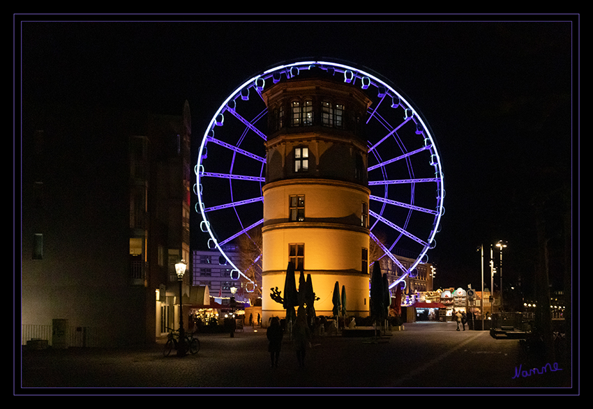 Schlossturm und Riesenrad
Düsseldorf
Situationsbedingt frei Hand
Schlüsselwörter: Düsseldorf;