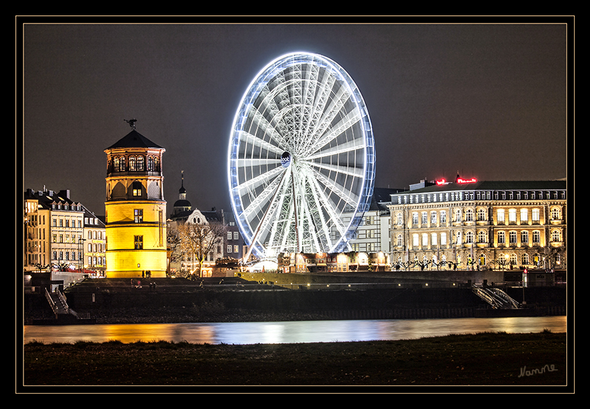 Düsseldorf - Riesenrad
Das Riesenrad auf dem Burgplatz ist ein toller Werbeträger für Düsseldorf und schon zum zweiten Mal ein Teil der winterlichen Düsseldorfer Skyline. 
Schlüsselwörter: Altstadt Düsseldorf Riesenrad