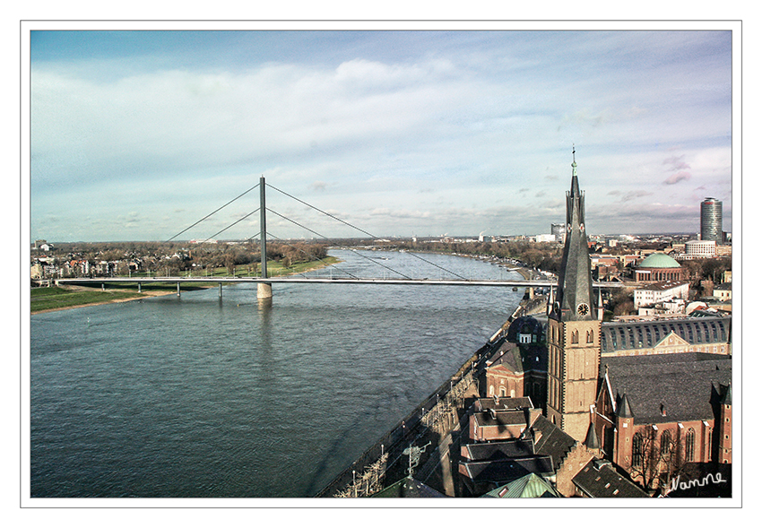 Über den Dächern
Wer Düsseldorf mal aus anderer Perspektive sehen möchte, braucht nur in einer der 42 beheizten Gondeln Platz zu nehmen. Das Riesenrad am Schlossturm hebt den Passagier sanft in 55 Meter Höhe über die Dächer der Altstadt und beschert ihm eine atemberaubende Aussicht. 
Schlüsselwörter: Altstadt Düsseldorf Riesenrad