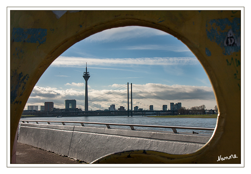 Der etwas andere Durchblick
auf den Düsseldorfer Medienhafen
Schlüsselwörter: Altstadt Düsseldorf Medienhafen