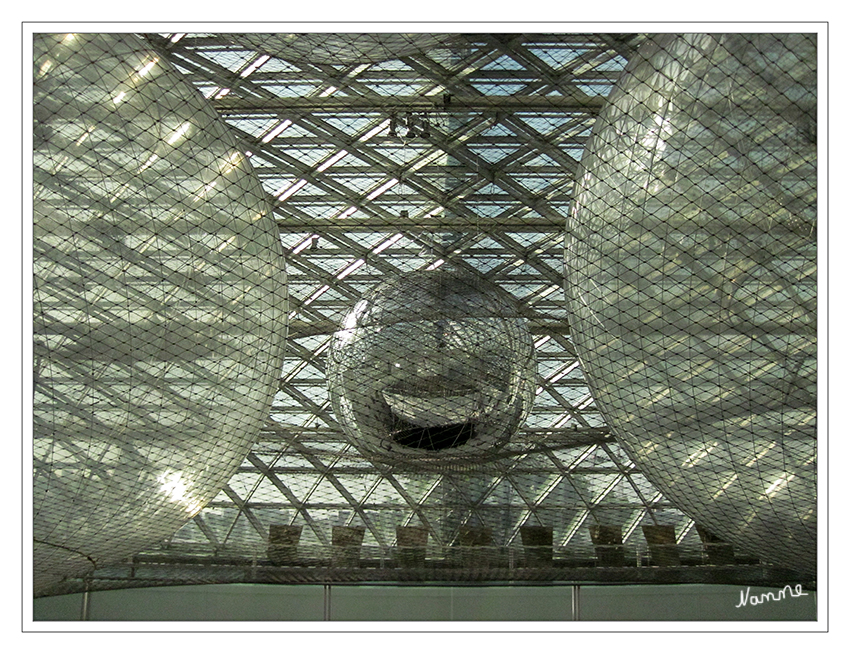 In Orbit
Courtesy Tomás Saraceno, Installationsansicht K21 Ständehaus Düsseldorf
- Galerie Ester Schipper Berlin -

Innerhalb der insgesamt 2.500 Quadratmeter umfassenden Netzstruktur sind ein halbes Dutzend "Sphären",  luftgefüllte Kugeln von bis zu 8,50 Metern Durchmesser, platziert.
laut Kunstsammlung.de
Schlüsselwörter: In Orbit