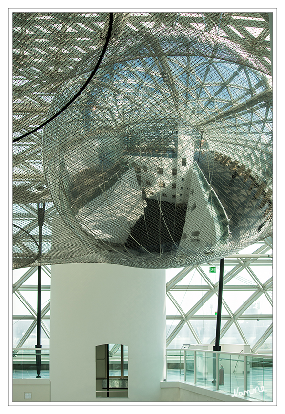 In Orbit
Courtesy Tomás Saraceno, Installationsansicht K21 Ständehaus Düsseldorf
- Galerie Ester Schipper Berlin -

Die Installation wird voraussichtlich bis Frühjahr 2015 zu sehen sein.
Schlüsselwörter: In Orbit