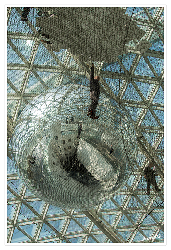 In Orbit
Courtesy Tomás Saraceno, Installationsansicht K21 Ständehaus Düsseldorf
- Galerie Ester Schipper Berlin -

In mehr als 20 Metern Höhe über der Piazza von K21 Ständehaus spannte Saraceno eine Konstruktion aus Netzen, in denen sich die Besucher scheinbar schwerelos bewegen können. 
laut Kunstsammlung.de
Schlüsselwörter: In Orbit