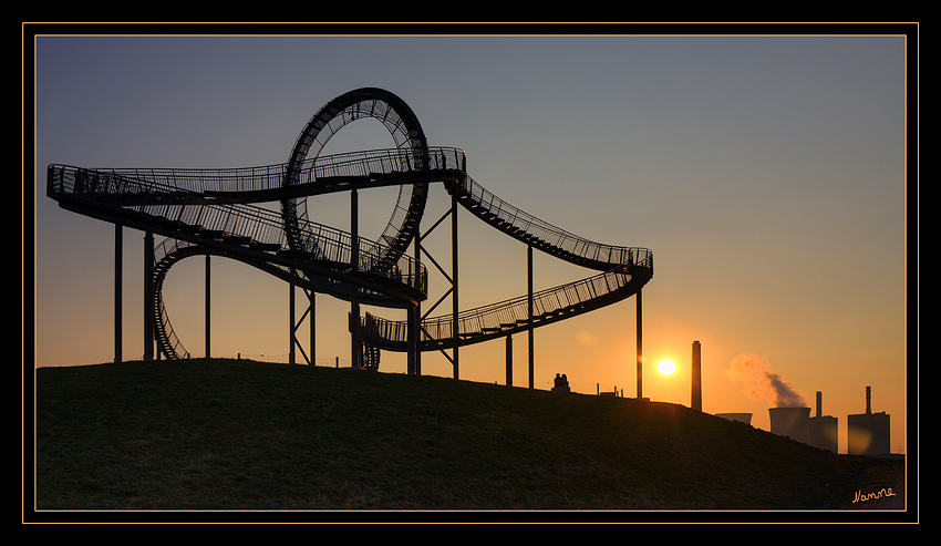 Gegenlicht
Die begehbare Großskulptur "Tiger & Turtle - Magic Mountain" des Hamburger Künstlerduos Heike Mutter & Ulrich Genth greift die Form einer Achterbahn auf und thront mit einer Höhe von 20 Metern weithin sichtbar auf der Heinrich Hildebrand Höhe im Duisburger Süden. 
Schlüsselwörter: Tiger und Turtle Duisburg