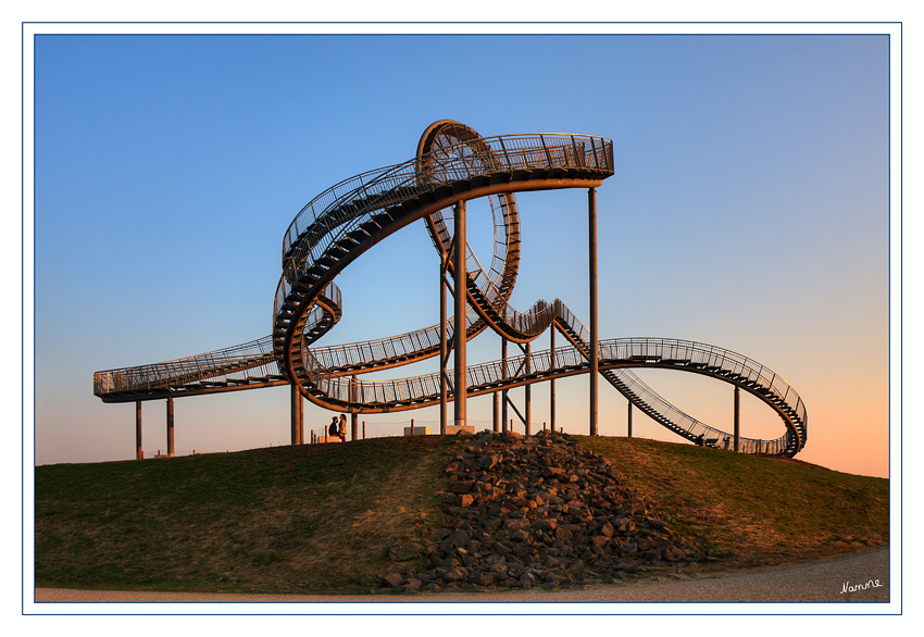 Tiger und Turtle
Tiger & Turtle - Magic Mountain - Die begehbare Großskulptur auf der Heinrich-Hildebrand-Höhe in Duisburg ist seit dem 13. November 2011 für das Publikum geöffnet.

Schlüsselwörter: Tiger und Turtle         Duisburg