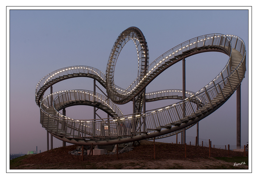 Tiger and Turtle
– Magic Mountain ist eine einer Achterbahn nachempfundene Landmarke auf der Heinrich-Hildebrand-Höhe im Angerpark in Duisburg-Angerhausen.

Nachtrag vom dem Besuch mit Ingeborg K.
Schlüsselwörter: Tiger and Turtle                Magic Mountain                     Duisburg