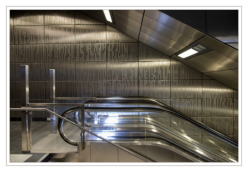 U-Bahnhof und Kunst - Benrather Straße
Düsseldorf
Die Station ist gänzlich mit metallischen Platten ausgekleidet und lässt einen  glauben, man befände sich an Bord eines Raumschiffs, das bald in den Orbit aufbricht. Verstärkt wird dieser Effekt durch Monitore, die den Blick auf Sterne und Planeten freigeben. laut number32.de
Schlüsselwörter: Düsseldorf, U-Bahn, Bahnhof, Kunst