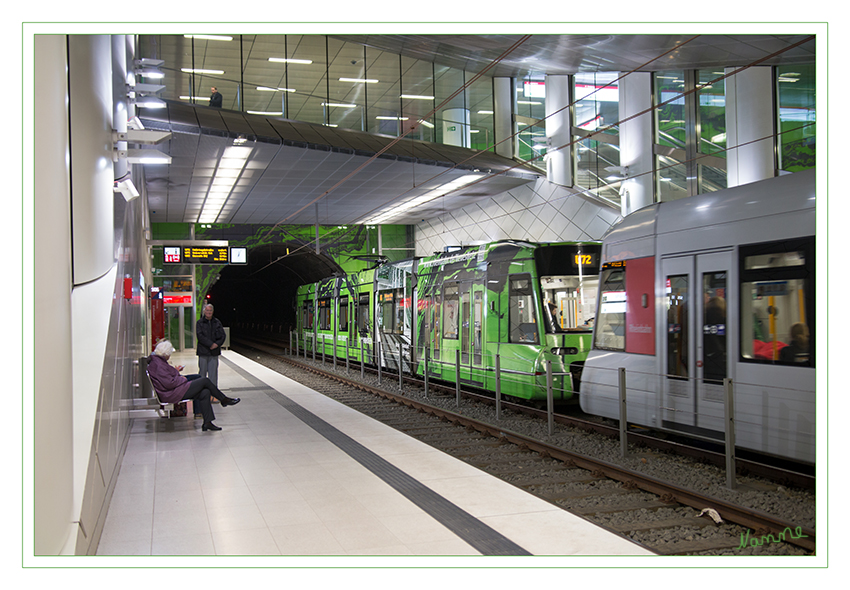 U-Bahnhof und Kunst - Graf-Adolf-Platz
Düsseldorf
Passend zum Thema "Achat" vom Künstler Manuel Franke ist diese U-Bahn gestaltet.
Schlüsselwörter: Düsseldorf, U-Bahn, Bahnhof, Kunst
