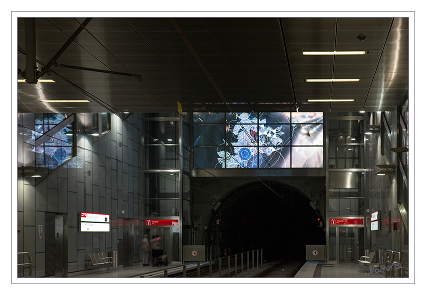 U-Bahnhof und Kunst - Schadowstraße -
Düsseldorf
Der U-Bahnhof Schadowstraße ist durch die Künstlerin Ursula Damm gestaltet worden. Ein Schwerpunkt der Gestaltung ist die Verbindung der Oberfläche mit dem unterirdischen Bahnhof. Mithilfe einer Videoinstallation wird das Geschehen oben über einen Lichtschacht auf eine Glasfläche im U-Bahnhof projiziert. Vor der Projektion wird das Bild nach verschiedenen Parametern analysiert, sodass unten ein interpretiertes Bild des Platzgeschehens gezeigt wird. laut Wikipedia
Schlüsselwörter: Düsseldorf, U-Bahn, Bahnhof, Kunst