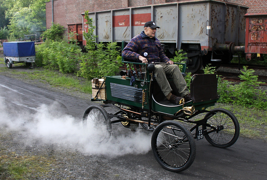 Dampfauto
"Die Dampfautos erlebten im 19. Jahrhundert nur eine kurze Karriere auf den Straßen Europas",  In England wurden die schnell fahrenden, nahezu geräuschlosen Dampfautos 1836 sogar verboten, weil sie zu gefährlich schienen. Und mit der Entwicklung der Benzin- und Dieselkraftwagen ab 1880 verschwanden die Fahrzeuge bald ganz aus dem Straßenbild.

Dampffestival Bochum
Schlüsselwörter: Dampffestival Bochum            2009              Dampfauto