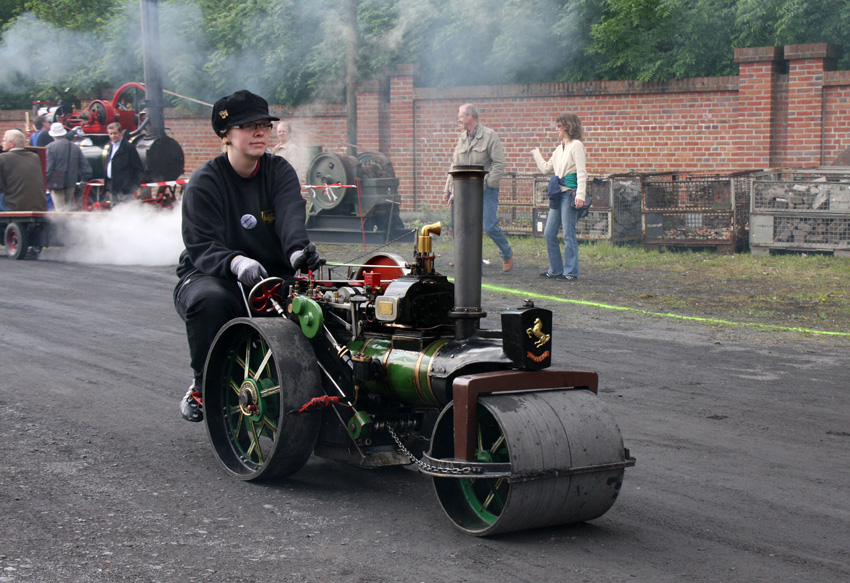 Keine reine Männerdomäne 
ist das Dampffestival in Bochum
Dampfwalze Aveling & Porter
M 1:3
Schlüsselwörter: Dampffestival Bochum             Dampfwalze               Aveling&Porter