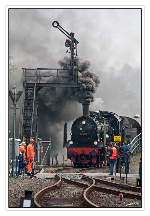 Dampflokomotive 38 2267
Im heute letzten Dampflok-Ausbesserungswerk der Deutschen Bahn AG wurde sie bis April 1992 hauptuntersucht. Fehlende Teile wurden ersetzt und die Lok betriebsfähig hergerichtet. Im Herbst 1992 traf sie dann in Bochum-Dahlhausen ein und zog fortan regelmäßig den Museumszug im Ruhrtal. Im Laufe der Zeit wurde die Maschine schrittweise in den Zustand der 1930er Jahre zurückversetzt.
Schlüsselwörter: Eisenbahnmuseum Bochum Dahlhausen