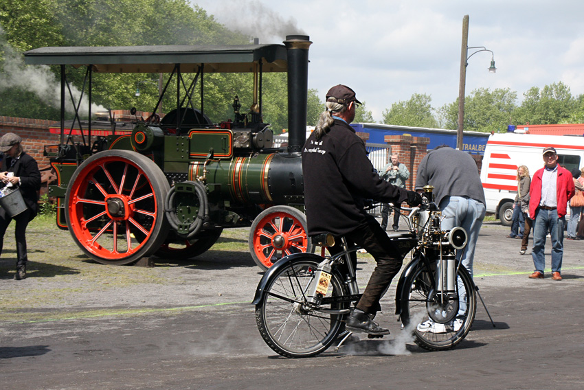 Dampffahrrad
Eine  Rarität ist das Dampf-Fahrrad (Motorrad )des amerikanischen Herstellers Field von 1908.
Es wurde mit Petroleum geheizt und hatte eine Leistung von 8 PS
Dampffestival Bochum
Schlüsselwörter: Dampffestival Bochum                   2009                  Dampffahrrad                  Dampfmotorrad            Field