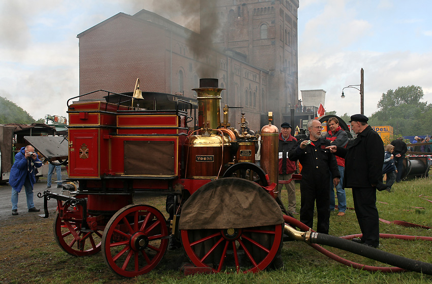 Alte Dampfwasserpumpe der Feuerwehr
DampfFestival Bochum
Im Hintergrund der Malakowturm
Schlüsselwörter: DampfFestival    Bochum    Dampfwasserpumpe