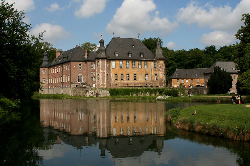 Schloß Dyck l
ist eine der bedeutendsten Wasserburgen und Schlossanlagen des Rheinlandes
Schlüsselwörter: Schloß Dyck    Wasserschloß