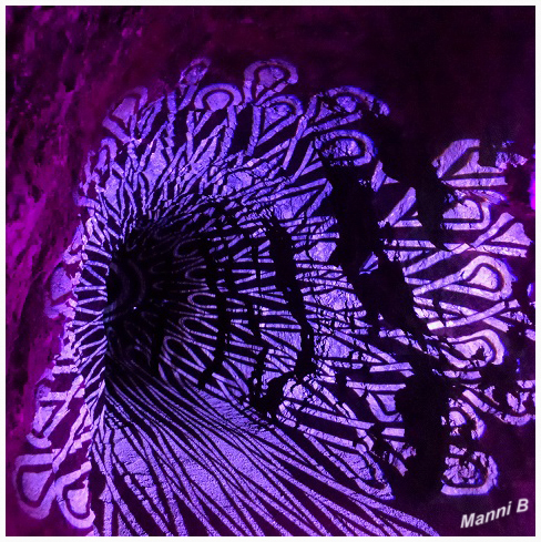 Dechenhöhle  -  Höhlenlichter
Erneut verwandelt Wolfgang Flammersfeld von "world-of-lights"  2016 das unterirdische Zauberreich der Dechenhöhle in eine magische Farbenwelt. Beeindruckende neue Lichtinstallationen im Einklang mit der Tropfsteinpracht, teilweise untermalt von Geräuschen und Klängen, ohne direkte Führung mit Erklärungen. 
laut dechenhoehle.de
Schlüsselwörter: Höhlenlichter, Dechenhöhle, Durchgang
