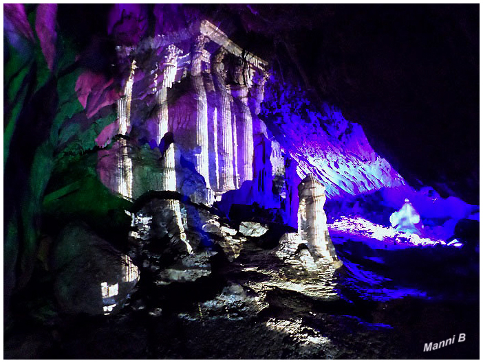 Dechenhöhle  -  Höhlenlichter
Erneut verwandelt Wolfgang Flammersfeld von "world-of-lights"  2016 das unterirdische Zauberreich der Dechenhöhle in eine magische Farbenwelt. Beeindruckende neue Lichtinstallationen im Einklang mit der Tropfsteinpracht, teilweise untermalt von Geräuschen und Klängen, ohne direkte Führung mit Erklärungen. 
laut dechenhoehle.de
Schlüsselwörter: Höhlenlichter, Dechenhöhle, Tempel