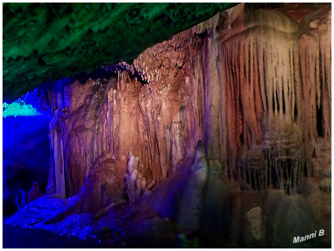 Dechenhöhle  -  Höhlenlichter
Erneut verwandelt Wolfgang Flammersfeld von "world-of-lights"  2016 das unterirdische Zauberreich der Dechenhöhle in eine magische Farbenwelt. Beeindruckende neue Lichtinstallationen im Einklang mit der Tropfsteinpracht, teilweise untermalt von Geräuschen und Klängen, ohne direkte Führung mit Erklärungen. 
laut dechenhoehle.de
Schlüsselwörter: Höhlenlichter, Dechenhöhle