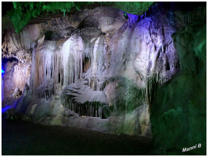 Dechenhöhle  -  Höhlenlichter
Erneut verwandelt Wolfgang Flammersfeld von "world-of-lights"  2016 das unterirdische Zauberreich der Dechenhöhle in eine magische Farbenwelt. Beeindruckende neue Lichtinstallationen im Einklang mit der Tropfsteinpracht, teilweise untermalt von Geräuschen und Klängen, ohne direkte Führung mit Erklärungen. 
laut dechenhoehle.de
Schlüsselwörter: Höhlenlichter, Dechenhöhle