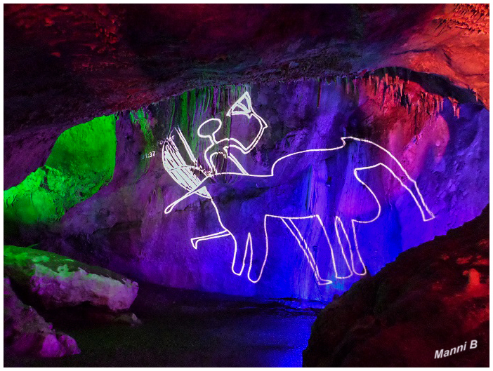 Dechenhöhle  -  Höhlenlichter
Erneut verwandelt Wolfgang Flammersfeld von "world-of-lights"  2016 das unterirdische Zauberreich der Dechenhöhle in eine magische Farbenwelt. Beeindruckende neue Lichtinstallationen im Einklang mit der Tropfsteinpracht, teilweise untermalt von Geräuschen und Klängen, ohne direkte Führung mit Erklärungen. 
laut dechenhoehle.de
Schlüsselwörter: Höhlenlichter, Dechenhöhle