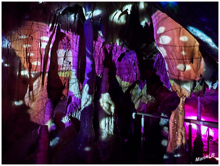 Dechenhöhle  -  Höhlenlichter
Erneut verwandelt Wolfgang Flammersfeld von "world-of-lights"  2016 das unterirdische Zauberreich der Dechenhöhle in eine magische Farbenwelt. Beeindruckende neue Lichtinstallationen im Einklang mit der Tropfsteinpracht, teilweise untermalt von Geräuschen und Klängen, ohne direkte Führung mit Erklärungen. 
laut dechenhoehle.de
Schlüsselwörter: Höhlenlichter, Dechenhöhle