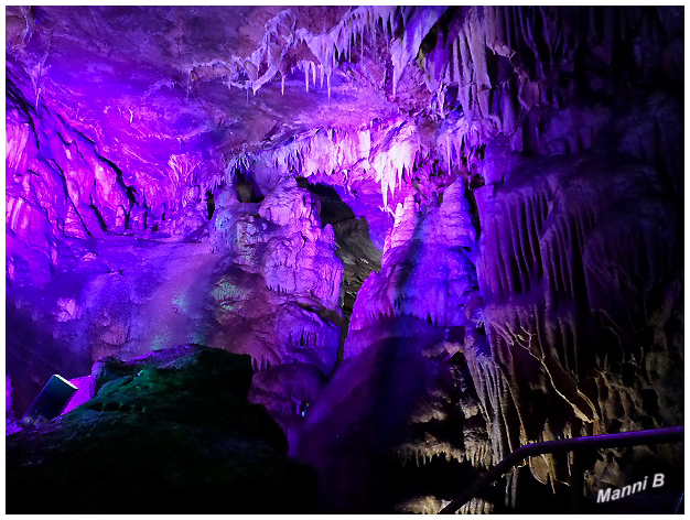 Dechenhöhle  -  Höhlenlichter
Erneut verwandelt Wolfgang Flammersfeld von "world-of-lights"  2016 das unterirdische Zauberreich der Dechenhöhle in eine magische Farbenwelt. Beeindruckende neue Lichtinstallationen im Einklang mit der Tropfsteinpracht, teilweise untermalt von Geräuschen und Klängen, ohne direkte Führung mit Erklärungen. 
laut dechenhoehle.de
Schlüsselwörter: Höhlenlichter, Dechenhöhle