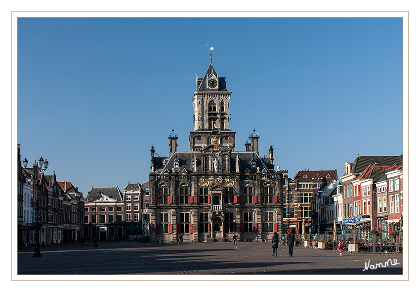 Altes Rathaus 
mit Kaufmannshäuser am Marktplatz. Das Rathaus von Delft, das 1620 von Hendrick de Keyser fertiggestellt wurde, ist ein perfekt ausgewogenes, praktisch symmetrisches Gebäude im Renaissance-Stil. Es wurde um den spätgotischen Grafenturm aus dem 13. Jahrhundert herum gebaut.
Schlüsselwörter: Holland Delft Altes Rathaus