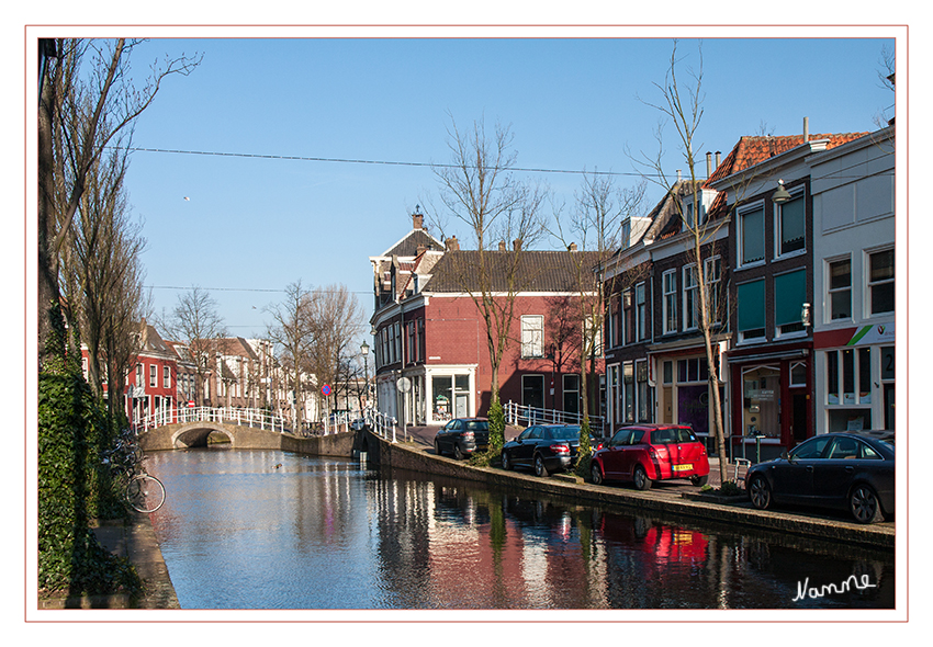 Grachten von Delft
werden nach wie vor als Transportwege genutzt, wie ursprünglich geplant, aber auch um die Häuser der Menschen vor Hochwasser zu schützen. Die Bürger von Delft sind sehr stolz auf ihre Grachten und sind häufig mit dem Wassertaxi oder mit ihren privaten Booten darauf unterwegs. 
Schlüsselwörter: Holland Delft Grachten
