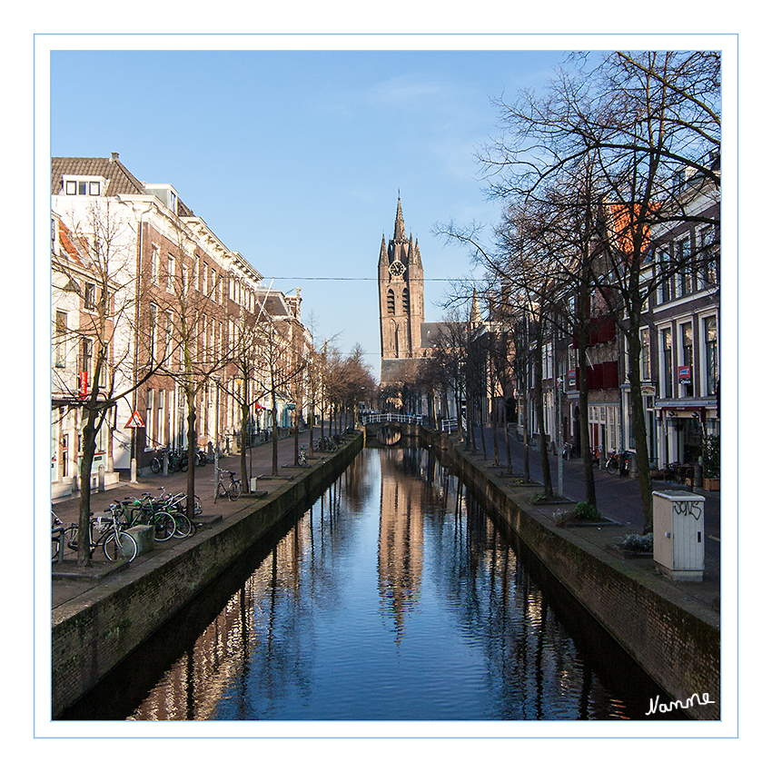 Oude Kerk Delft
Als die Kirche 1325 einen Turm bekommen soll, fehlte es zunächst an ausreichend Platz. Darum wurde die alte Gracht zugeschüttet und das Wasser umgeleitet. Auf einem Teil der alten, zugeschütteten Gracht wurde der Kirchturm errichtet. Der Boden erwies sich jedoch als zu weich für die schweren Steine des Turms. Schon während des Baus kommt es zum Absacken des Turms. Zum Glück konnte das Bauwerk noch während des Baus - vorübergehend - stabilisiert werden. Anschließend wurde einfach senkrecht weitergebaut. 
Schlüsselwörter: Holland Delft Oude Kerk