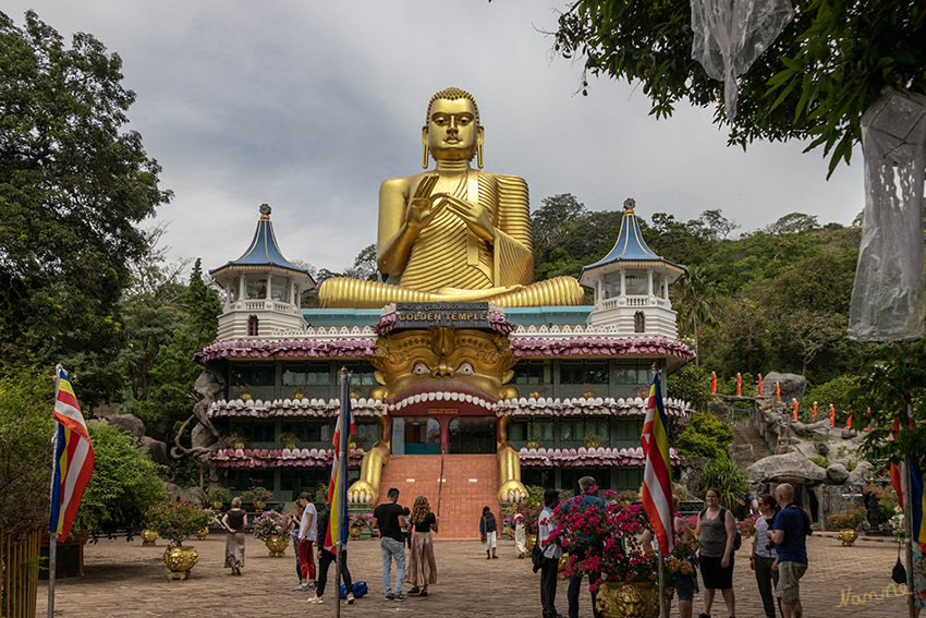 Dambulla
Die riesigen Buddhastatue aus dem Jahr 2000. Sie ist mit 30 Metern Höhe die größte Statue der Welt, in der Buddha in der sogenannten Dharmachakkra-Pose gezeigt wird.
Schlüsselwörter: Sri Lanka, Dambulla