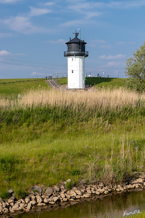 Altenbruch - Dicke Berta
Die Dicke Berta ist ein 13 Meter hoher Leuchtturm und steht unter Denkmalschutz. Sie wurde Ende des 19.Jahrhunderts gebaut, da die Elbemündung wegen ihrer Strömungen als gefährliches Fahrwasser galt, das nicht bei Nacht befahren werden konnte. Später wurde sie dann durch den Bau eines neueren Leuchtturms außer Betrieb genommen, wurde aber noch restauriert und glänzt bis heute. laut die-nordsee
Schlüsselwörter: Cuxhaven